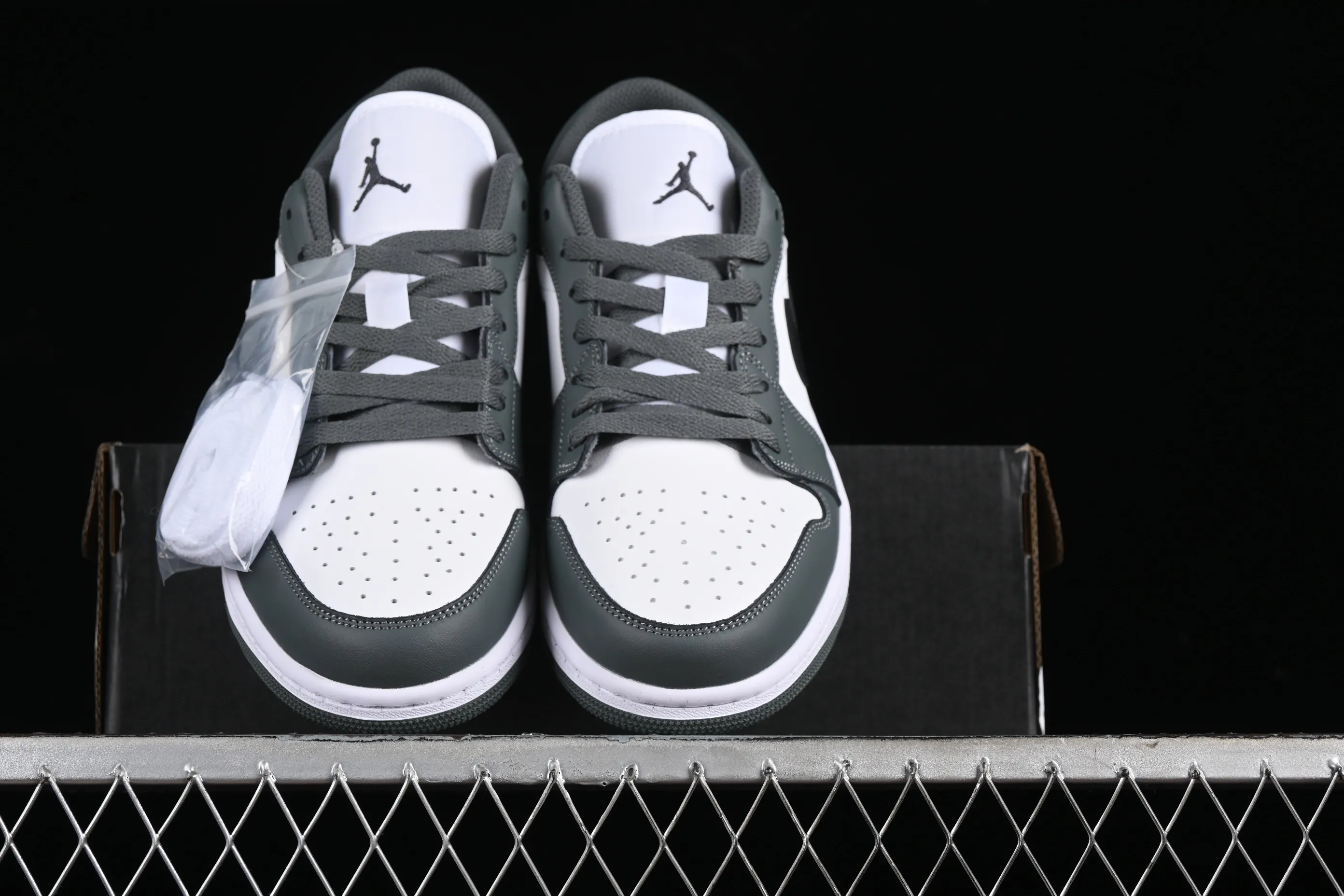 All categories Air Jordan Jordan series basketball shoes Air Jordan 1 Low Air Jordan 1 Low AJ1 Joe 1 black and gray low-top cultural basketball shoes 553560-152